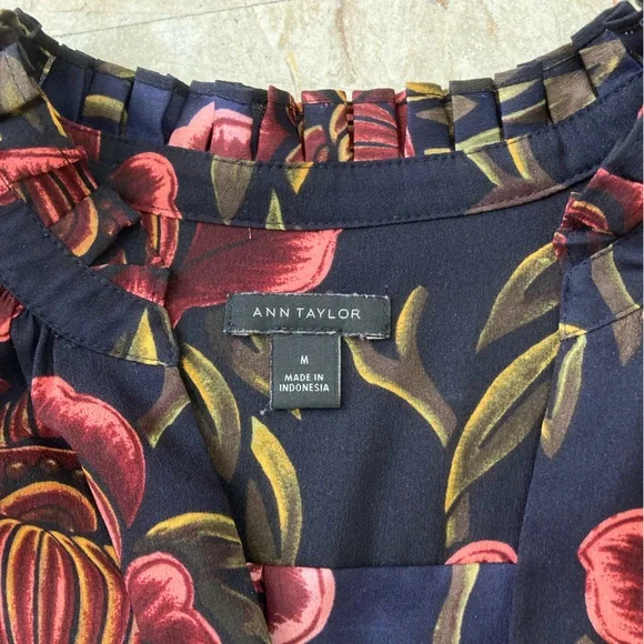 Ann Taylor blue shirt w/ flowers, slight ruffled collar, v neck. Size M - Picture 4 of 5